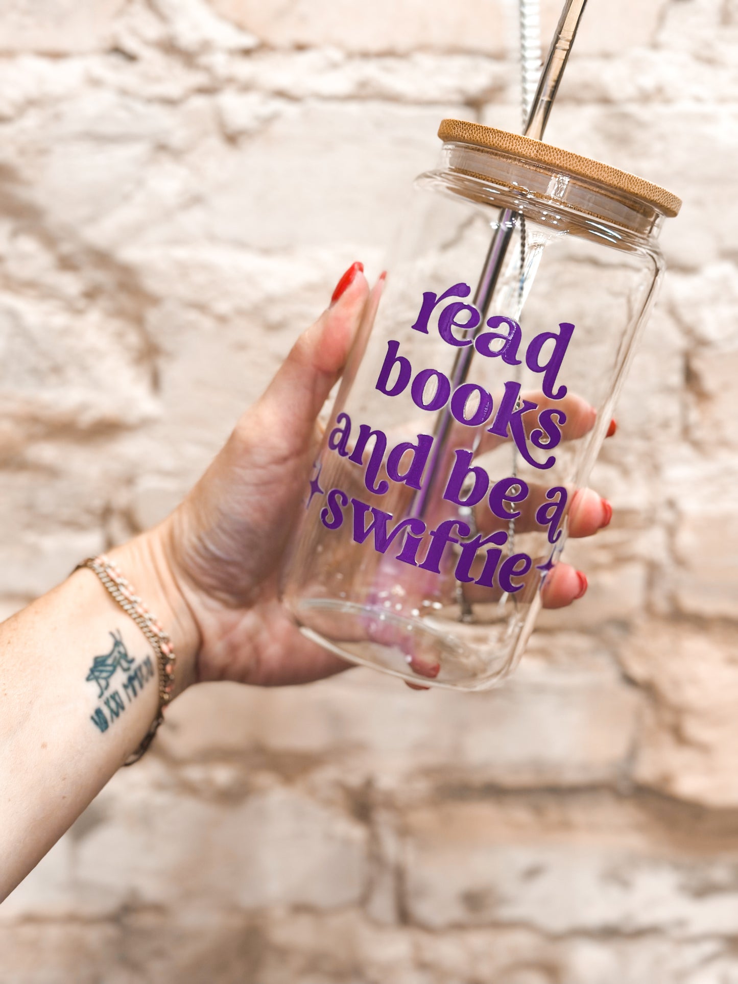 Read books and be a swiftie Glass Tumbler
