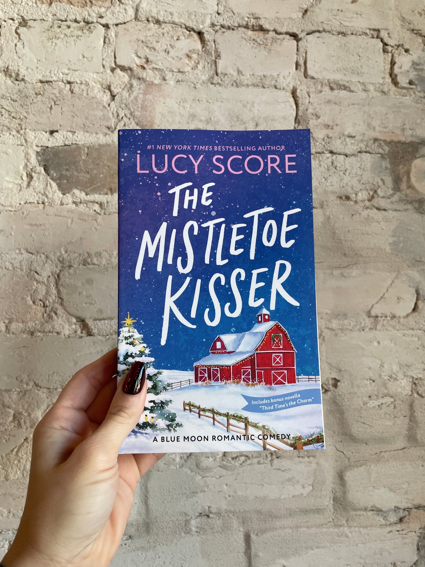 The Mistletoe Kisser by Lucy Score